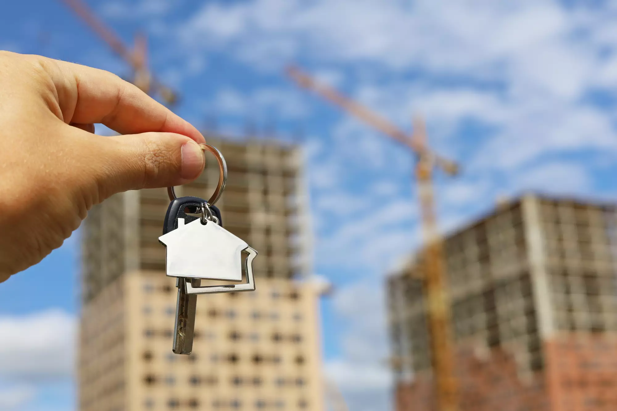 un trousseau de clé devant un paysage de construction urbaine