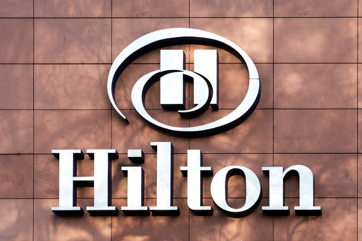 une enseigne d'un hôtel Hilton