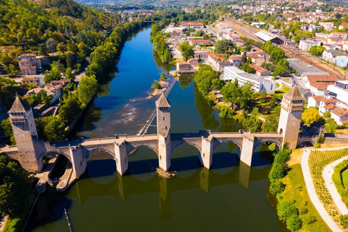 Investir à Cahors Vue aérienne sur le pont Valentre