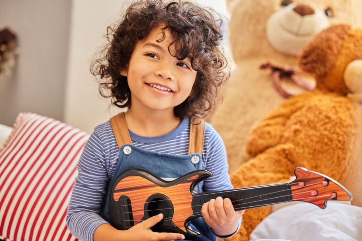 un jeune garçon jouant de la guitare