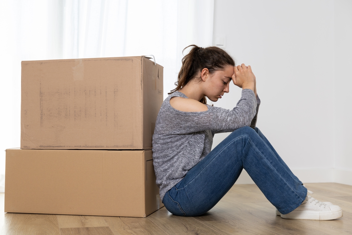 la facilitation des expulsions a accéléré le phénomène. une jeune fille assise sur le sol