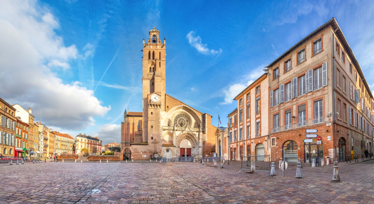 le quartier Saint Etienne héberge les rues les plus chères de Toulouse. la place de la cathédrale Saint Etienne