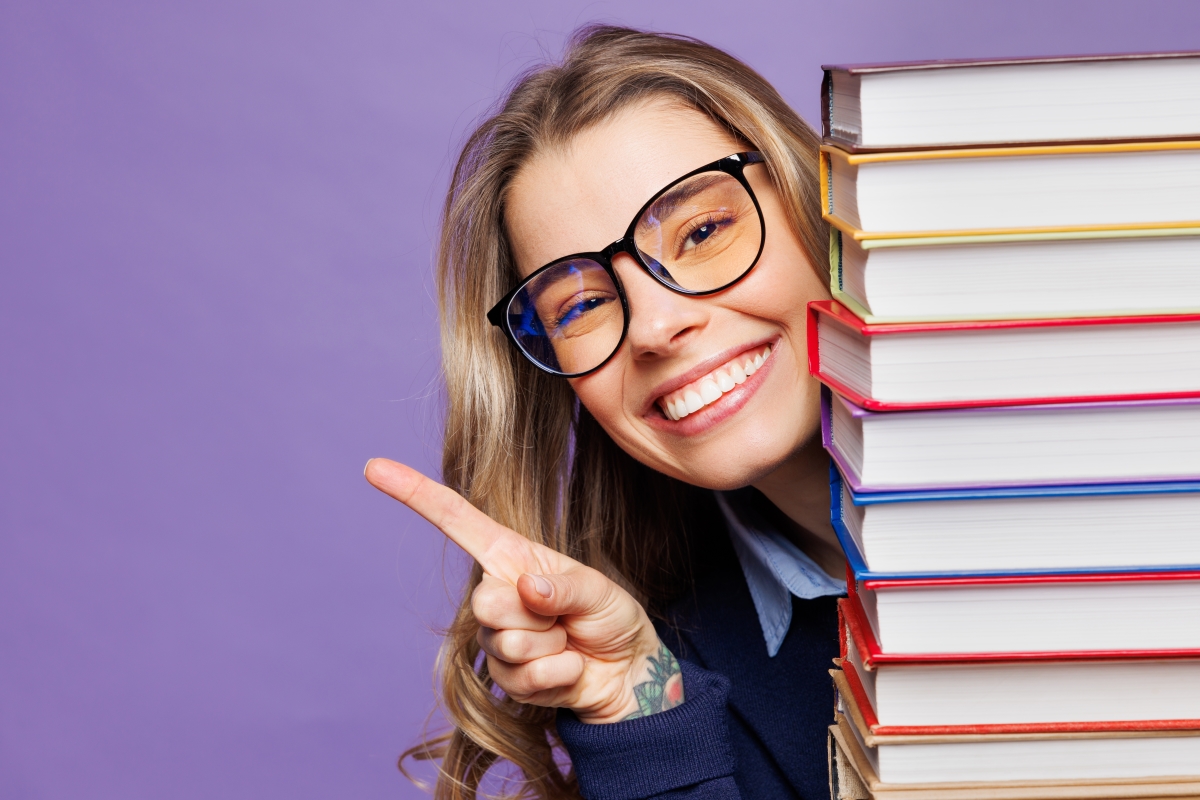 quelques prérequis sont à connaitre avant de se lancer. une jeune fille avec une pile de livres