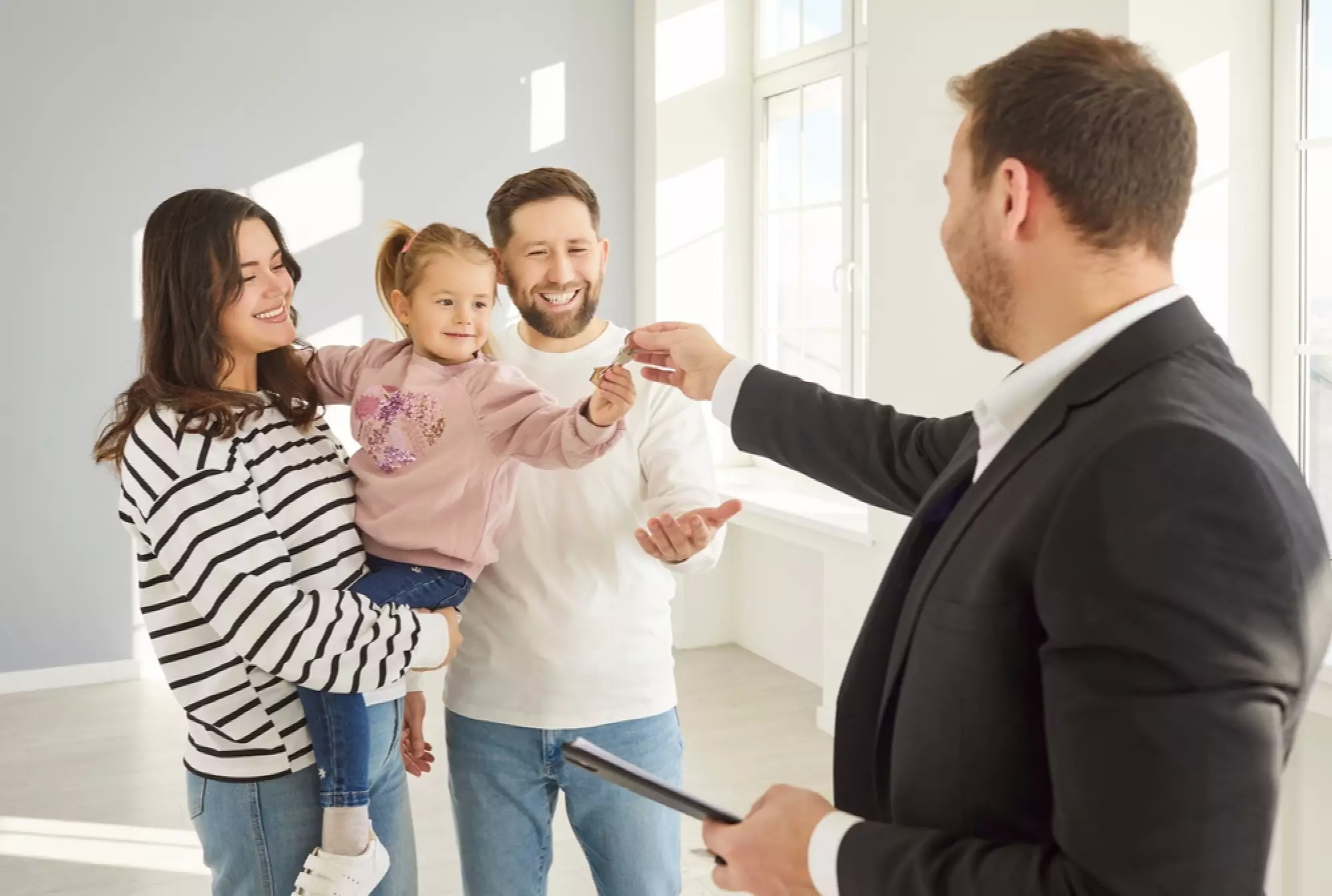 un couple avec bébé reçoit les clés de son nouveau logement
