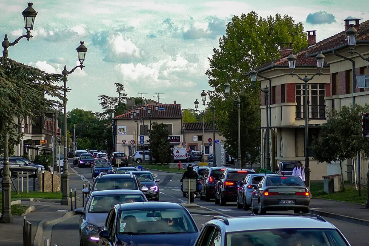 la ville de Plaisance-du-Touch très demandée par les familles où vivre autour de Toulouse en famille - rue des écoles à plaisance du Touch