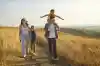 famille en balade au soleil d'Occitanie