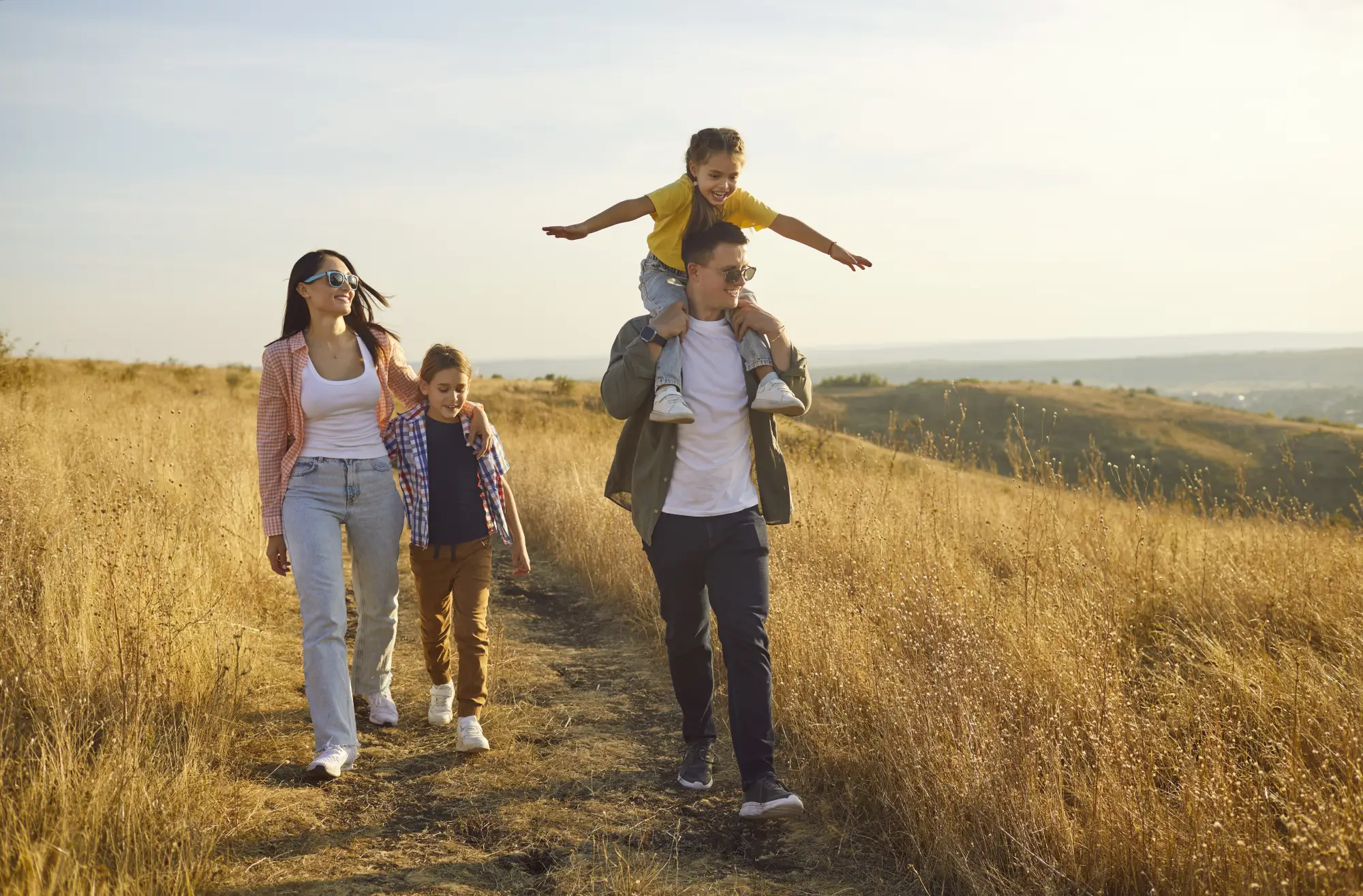 famille en balade au soleil d'Occitanie
