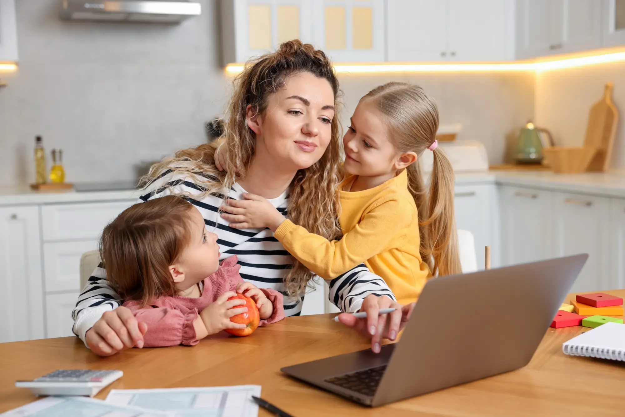 mère devant un ardi avec ses enfants